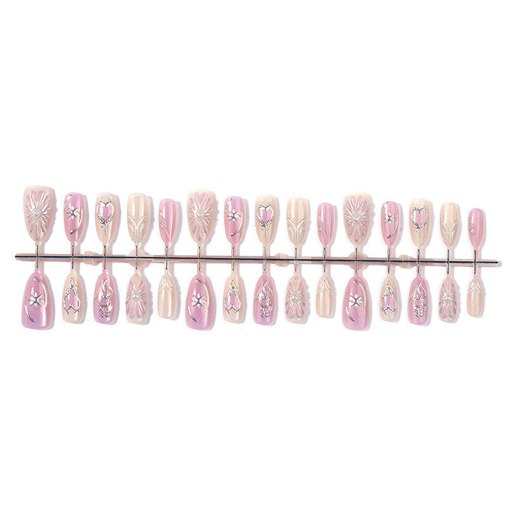 Kunstnagelset mit floralen Akzenten und Glitzerverzierungen Karnz