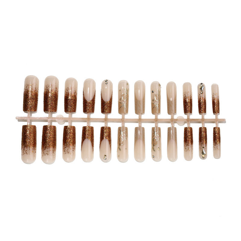 Glamouröses Kunstnagelset mit Glitzer und edlen Verzierungen Karnz