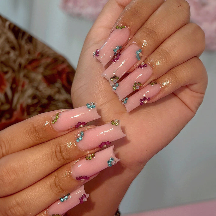 Kunstnagelspitzen mit bunten Blütenakzenten Karnz