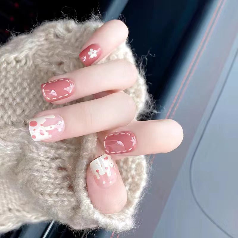 Kunstvolle Nagelverzierung im floralen Design Karnz