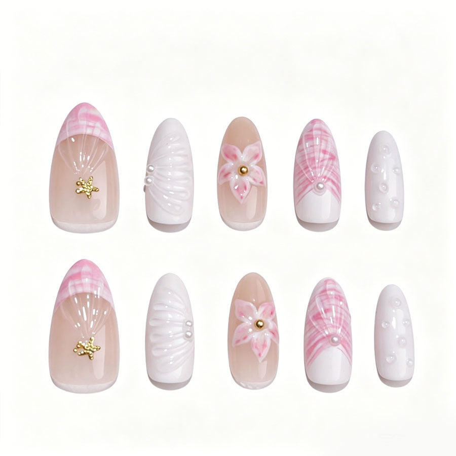 Kunstnagelset mit eleganten floralen Verzierungen und Glitzerakzenten Karnz