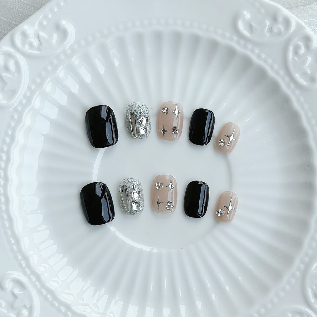Glamouröse Press-On Nagelset mit dekorativen Strassakzenten