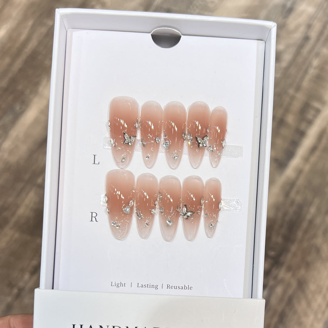 Handgefertigtes Stiletto Press-On Nagelset mit Schmucksteinakzenten Karnz