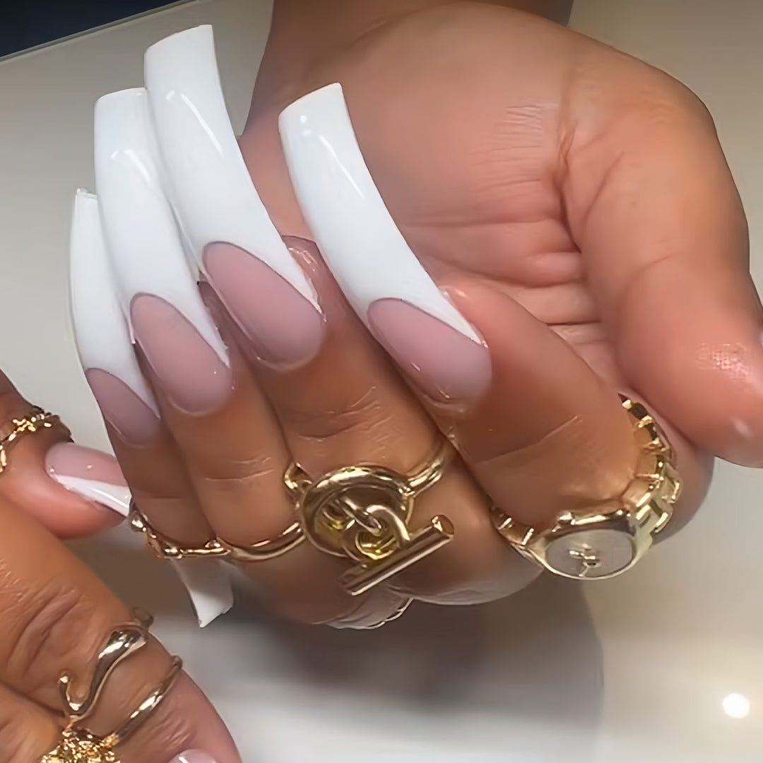 Premium French Tip Nagelerweiterungen Karnz
