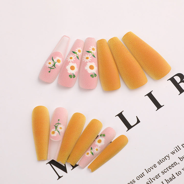 Kunstnägel im eleganten Design Karnz