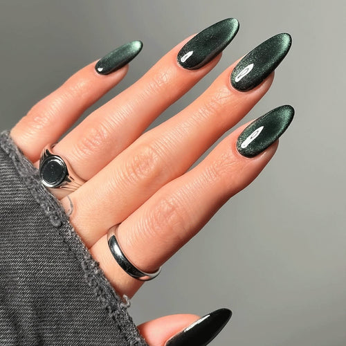 Glänzende Stiletto-Nageltipps
