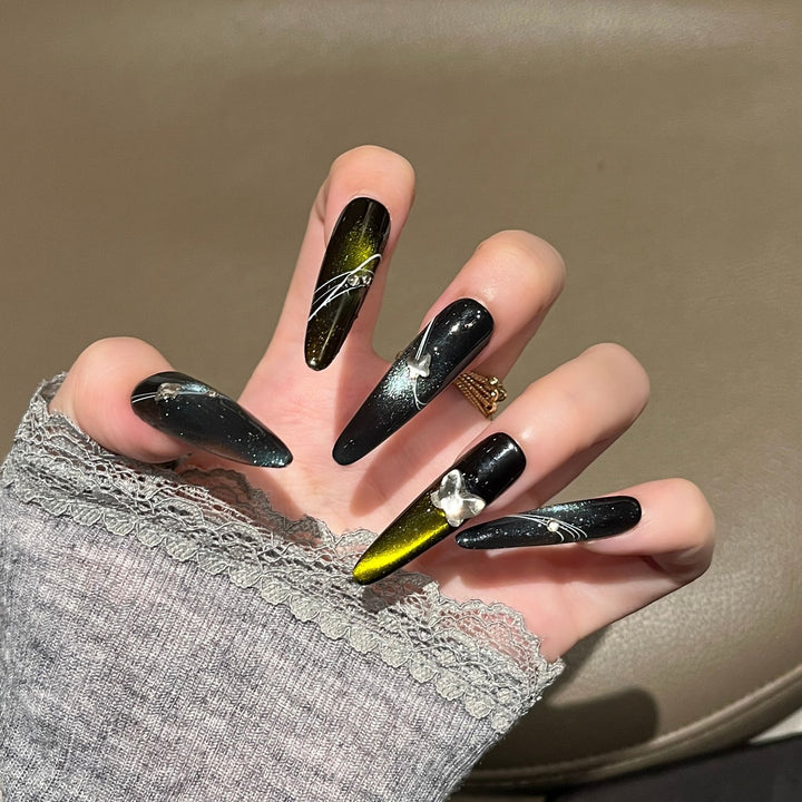 Künstlerische Stiletto-Nagelerweiterungen mit metallischen Akzenten Karnz