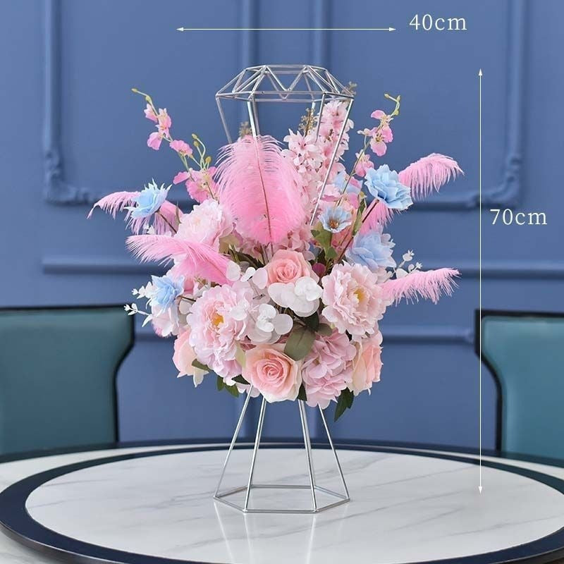 Luxuriöse Blumenmittelstück mit modernem Metallfuß