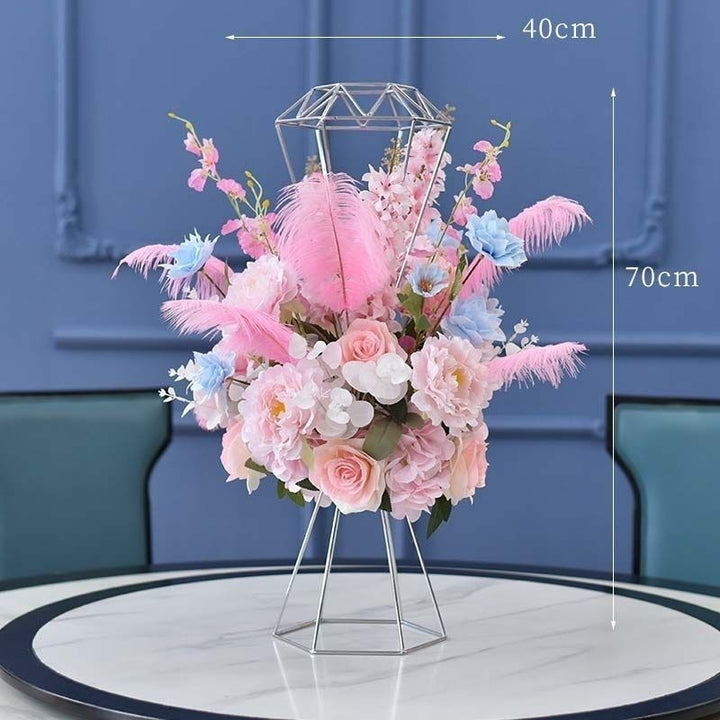 Luxuriöse Blumenmittelstück mit modernem Metallfuß