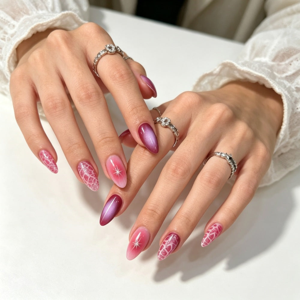 Kunstnägel mit Elegantem Ombre-Design und Kreativen Akzenten Karnz