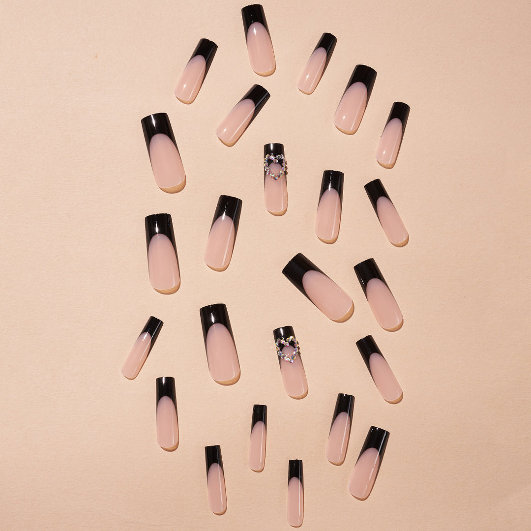 Stylische dekorative Press-On-Nagelkunst Karnz