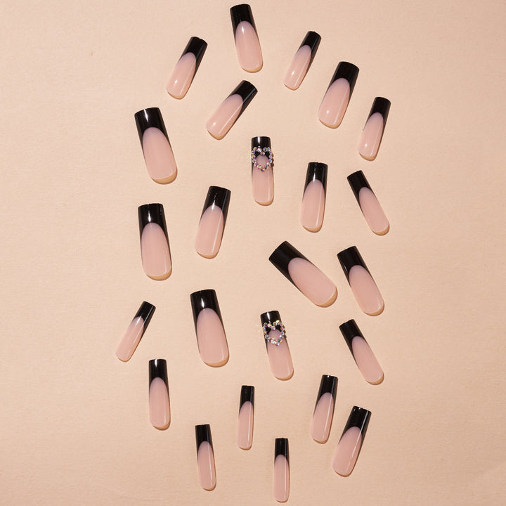 Stylische dekorative Press-On-Nagelkunst Karnz