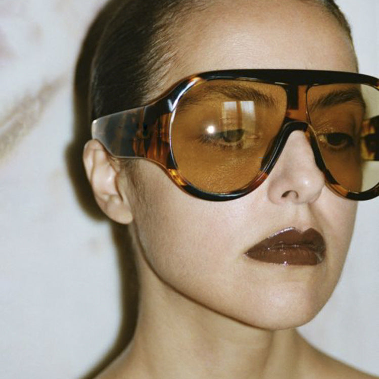 Damen oversized Sportsonnenbrille im retro inspirierten Design Karnz