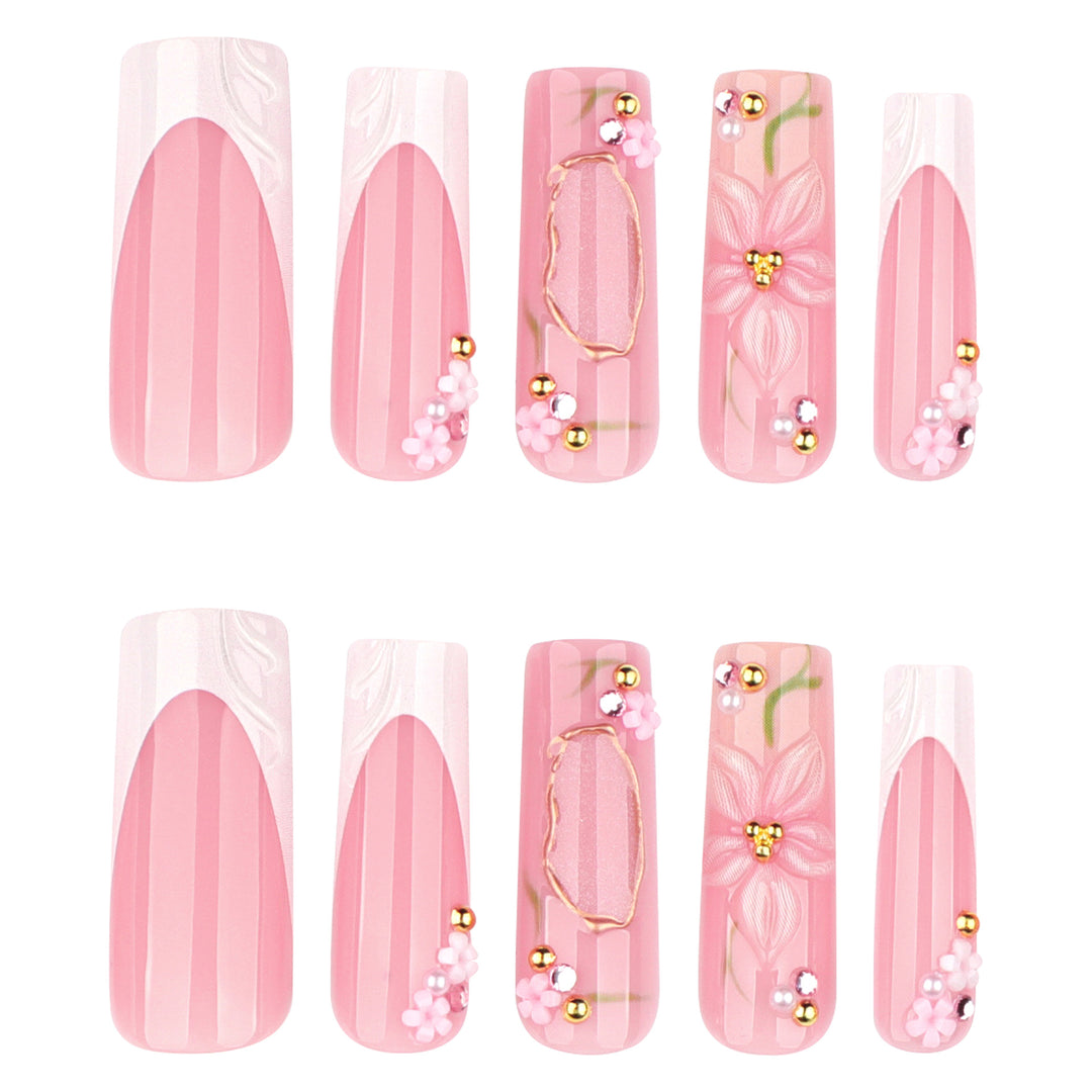 Kunstvolle Nagelverlängerungen mit floralen Verzierungen Karnz