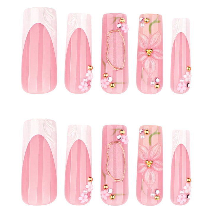 Kunstvolle Nagelverlängerungen mit floralen Verzierungen Karnz
