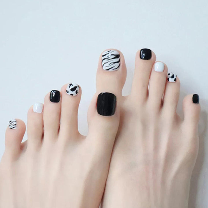 Glitzernde French Tip Zehennagelkunst