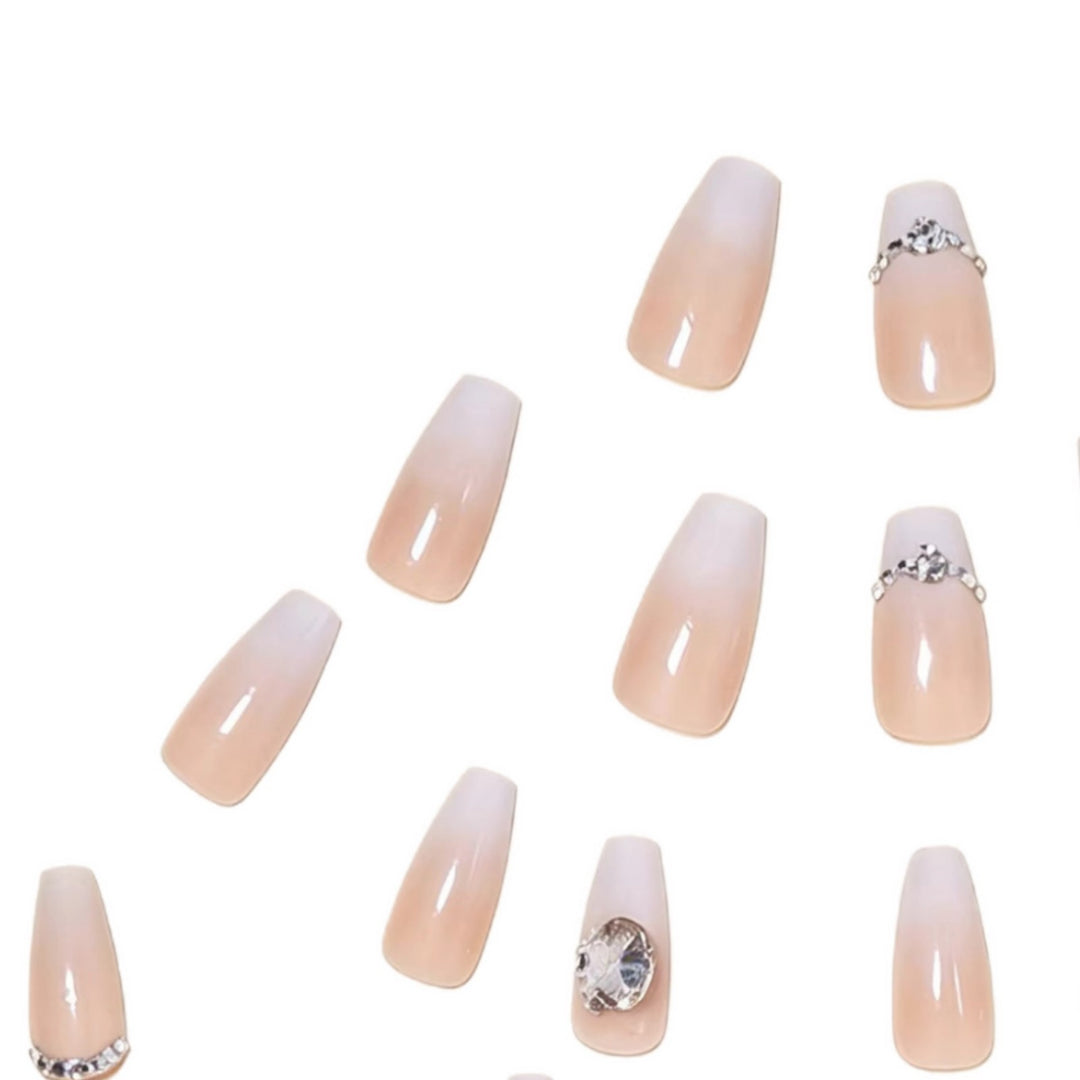Luxuriöse mit Kristallen verzierte Press-On Nagelkunst Karnz