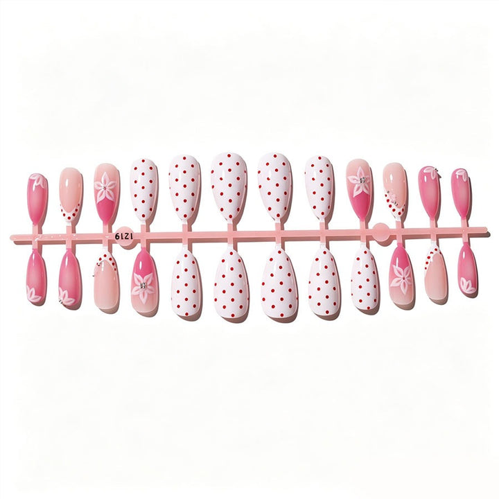 Kunstnagelset mit floralen Akzenten und charmanten Polka-Dots Karnz