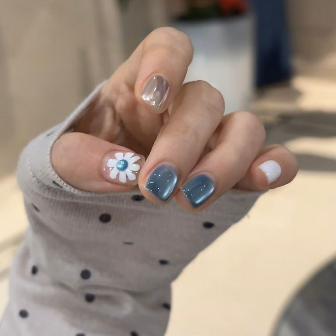 Dekorative Blumen Nagelkunst Karnz