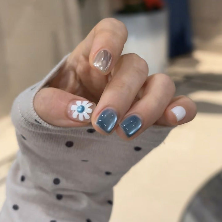 Dekorative Blumen Nagelkunst Karnz