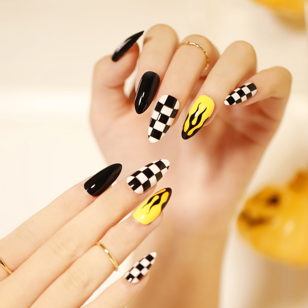 Kunstvolle Nagelverlängerungen mit kreativen Augen-Design Karnz