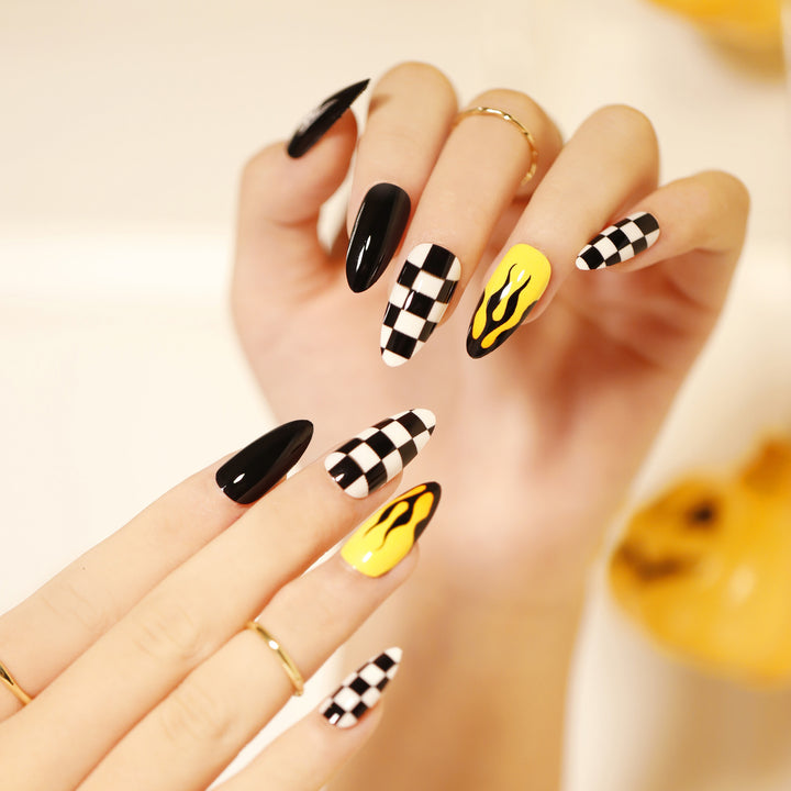 Kunstvolle Nagelverlängerungen mit kreativen Augen-Design Karnz