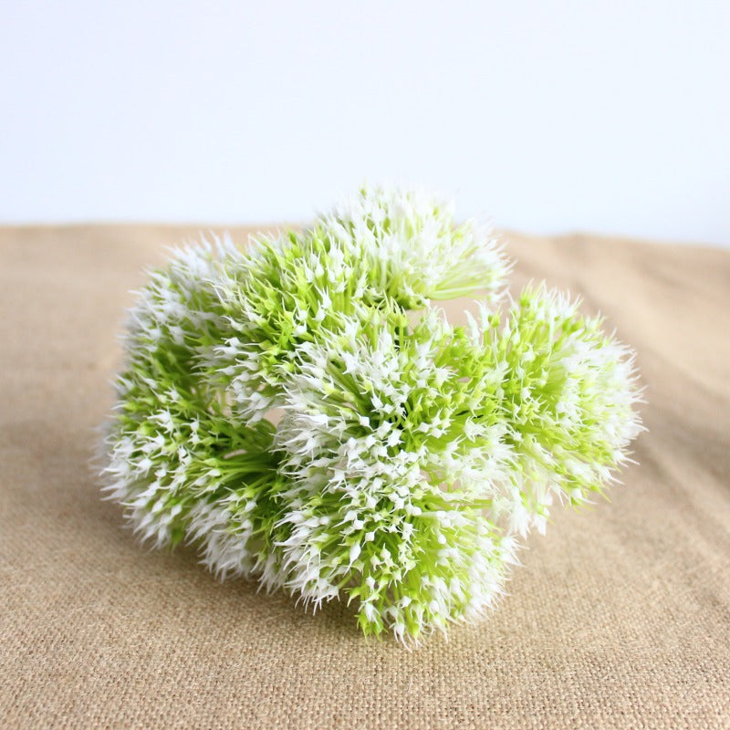 Lebensechte dekorative Blumenarrangement