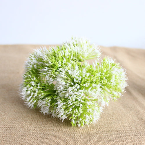 Lebensechte dekorative Blumenarrangement
