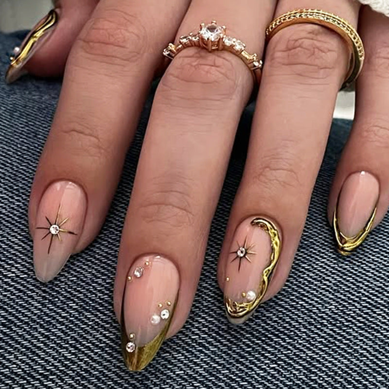 Dekoratives Druck-Nagelkunst-Set mit goldenen Akzenten Karnz