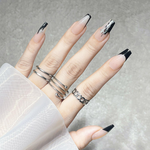 Elegante Stiletto Press-On Nägel mit künstlerischen schwarzen Spitzen und silbernen Akzenten Karnz