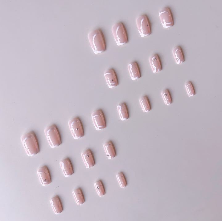 Kunstnagelset mit eleganten French Spitzen und glamourösen Strassverzierungen Karnz
