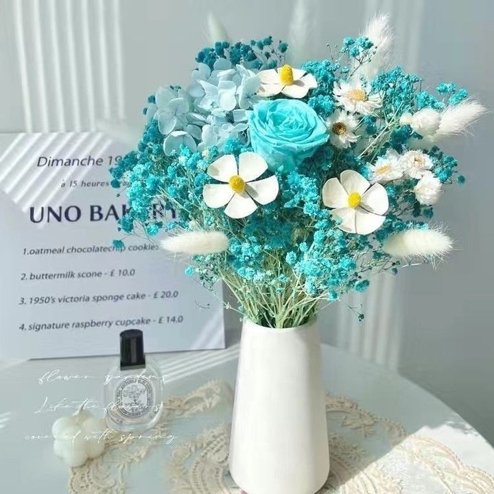 Trockenblumenarrangement in eleganter Vase