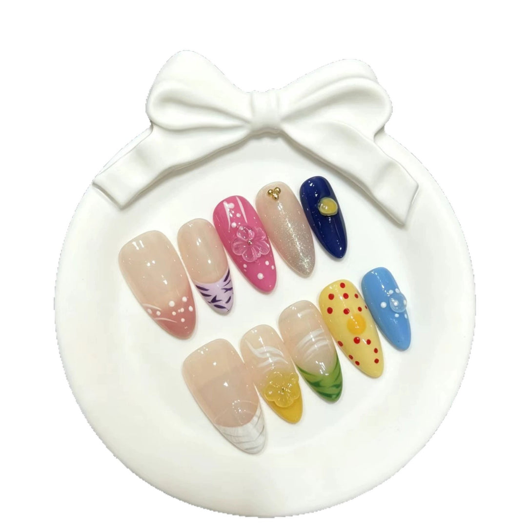 Künstlerisches Press-On Nagelkunst Set mit floralen und bunten Designs