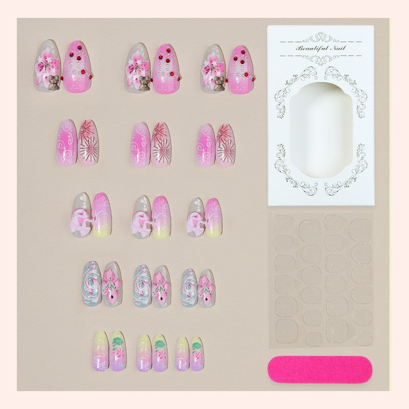 Kunstnagelset mit bunten Designs und dekorativen Verzierungen Karnz
