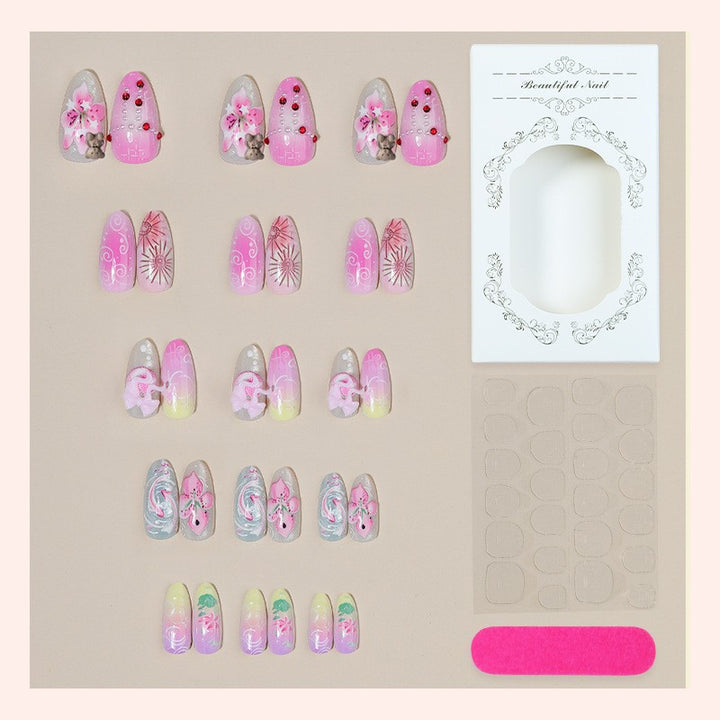 Kunstnagelset mit bunten Designs und dekorativen Verzierungen Karnz