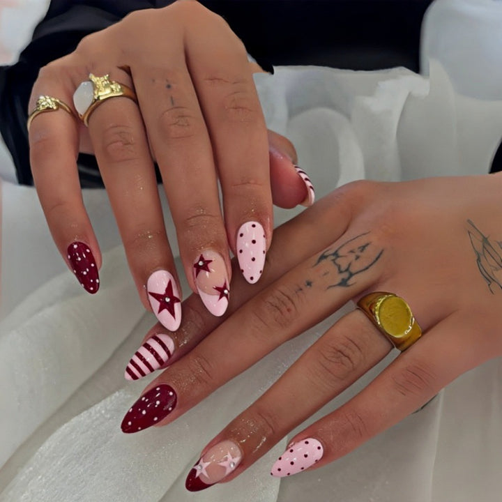 Kunstvolle Nagelset mit festlichem Sternen-Design Karnz