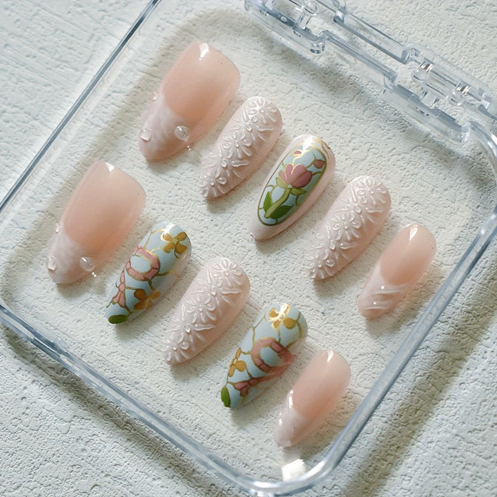 Künstlerisches florales und Edelstein Press-On Nagelset Karnz