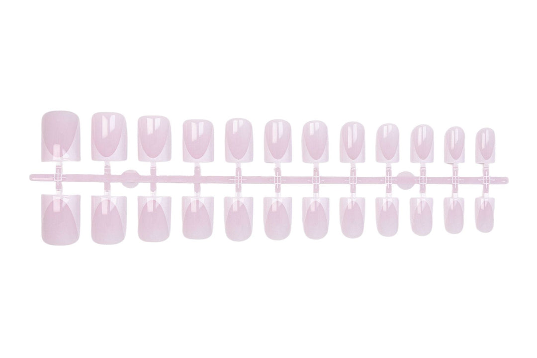 Kunstnagelset mit elegantem French-Tipp Design Karnz