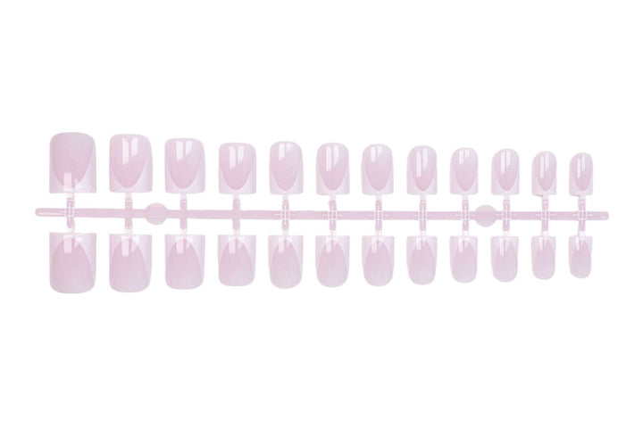 Kunstnagelset mit elegantem French-Tipp Design Karnz