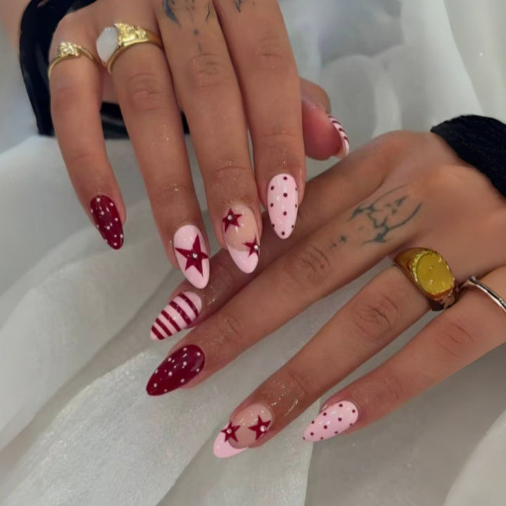 Kunstvolle Nagelset mit festlichem Sternen-Design Karnz