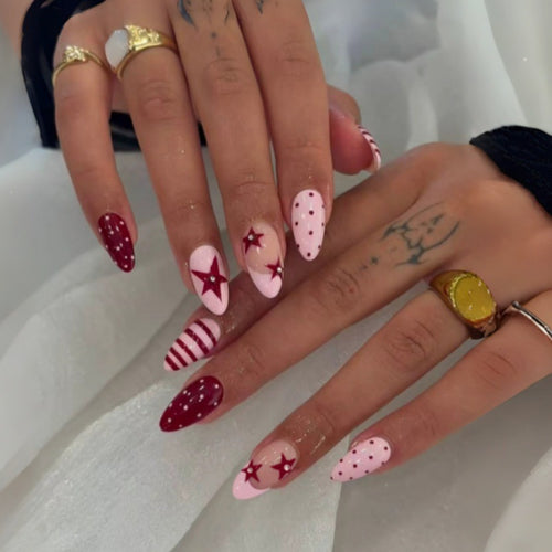 Kunstvolle Nagelset mit festlichem Sternen-Design Karnz