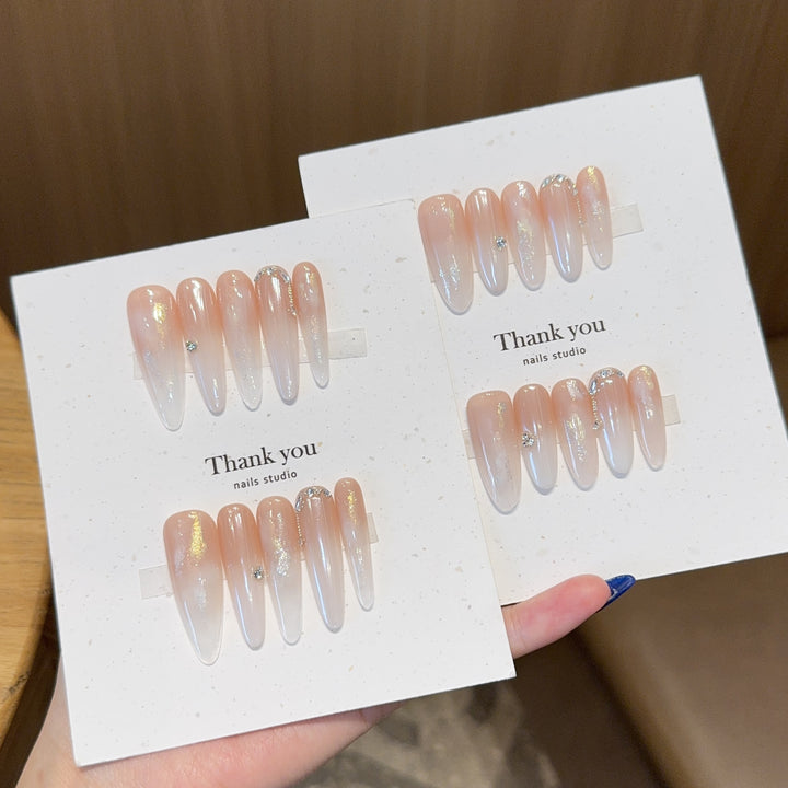 Kunstnagelset mit Eleganten Glitzerakzenten Karnz