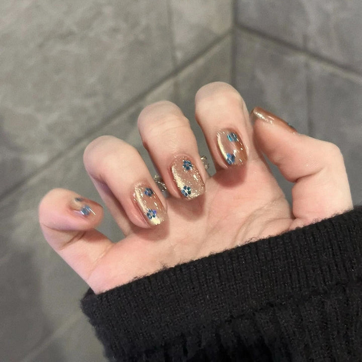 Glitzernde Kunstnägel mit Floralem Design Karnz