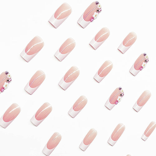 Kunstnagelset mit eleganten Blumendekoren und transparentem Finish Karnz