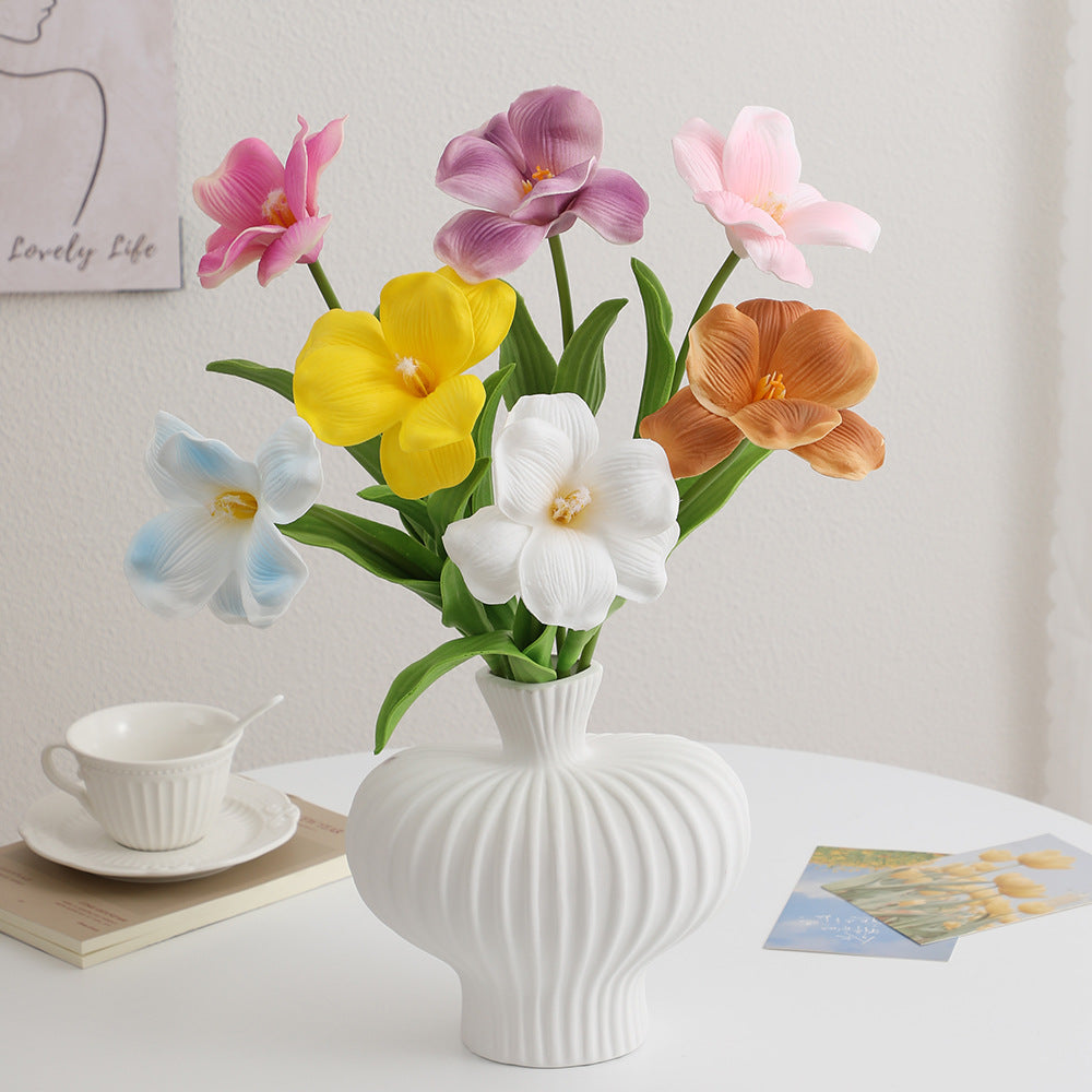 Künstlicher Orchideenblütenzweig mit realistischen Details Karnz