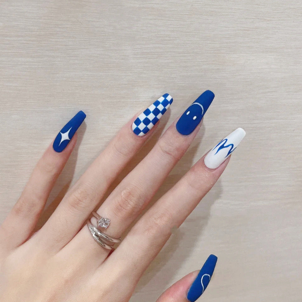 Kunstnagelset mit kreativem geometrischen Design Karnz