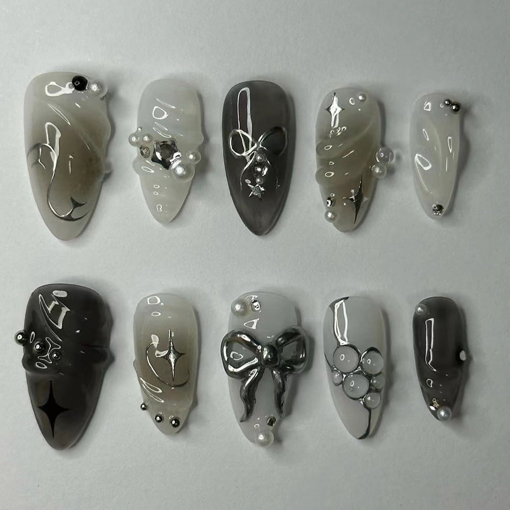 Elegante Kunstnägel mit modernen Design und Glitzerakzenten Karnz