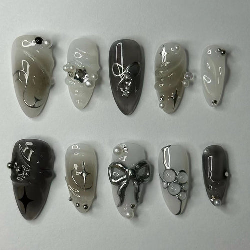 Elegante Kunstnägel mit modernen Design und Glitzerakzenten Karnz