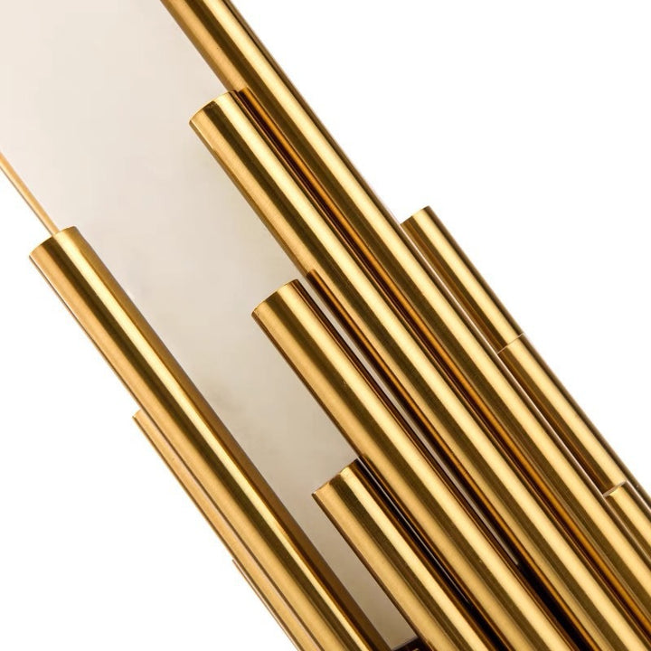 Moderne dekorative Tischlampe mit skulpturalem Messingdesign