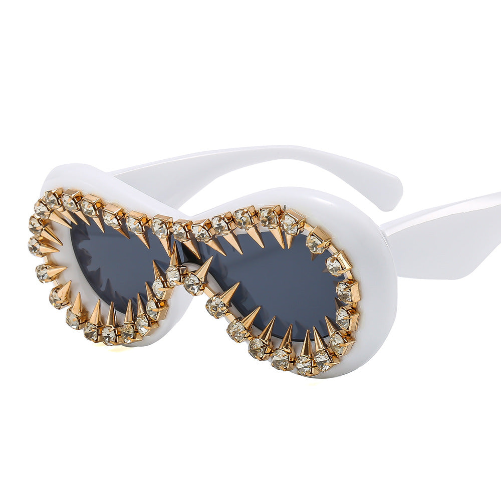 Damen modische Sonnenbrille mit extravaganten Spikes und Kristallverzierung Karnz